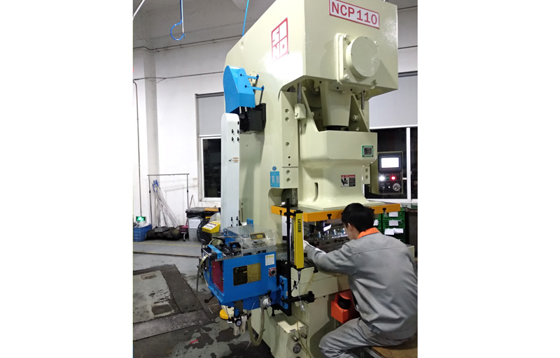 The installation of Dongtai punching machine with long harmonic clamp feeder is 